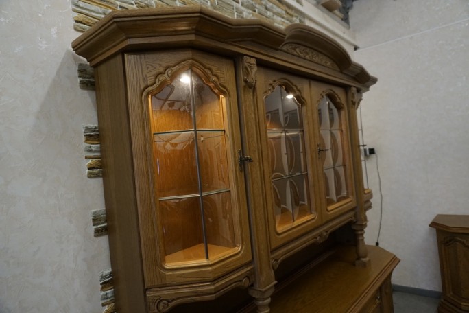 WITRYNA Z KOMODĄ DĘBOWA PODŚWIETLANA SZER. 187 CM