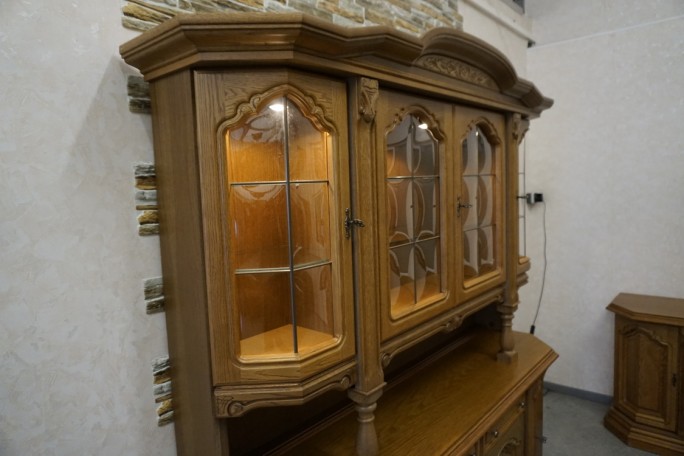 WITRYNA Z KOMODĄ DĘBOWA PODŚWIETLANA SZER. 187 CM