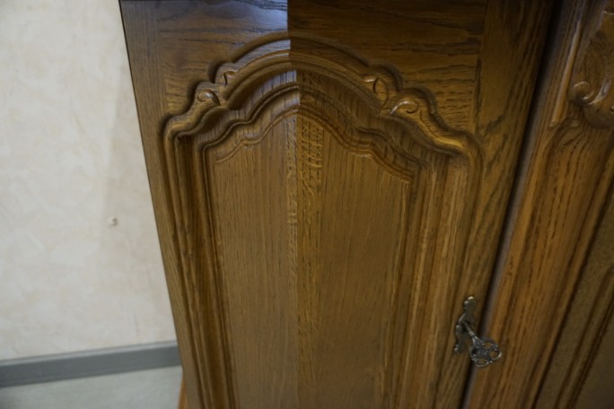 WITRYNA Z KOMODĄ DĘBOWA PODŚWIETLANA SZER. 187 CM