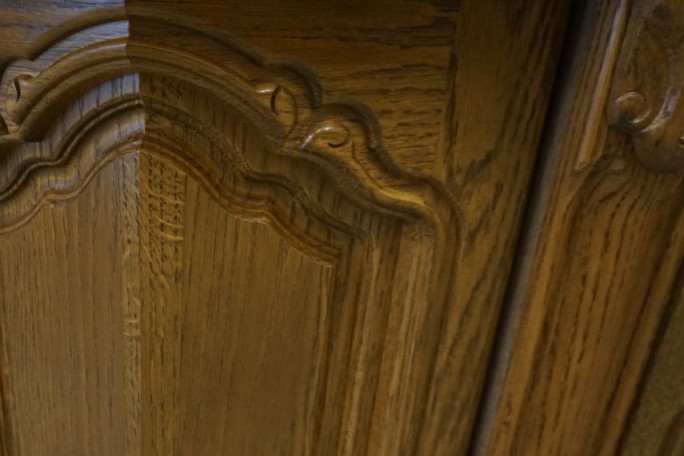 WITRYNA Z KOMODĄ DĘBOWA PODŚWIETLANA SZER. 187 CM