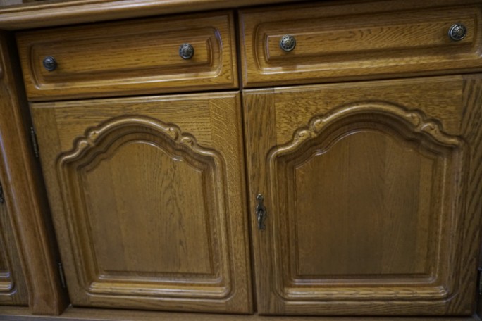 WITRYNA Z KOMODĄ DĘBOWA PODŚWIETLANA SZER. 187 CM