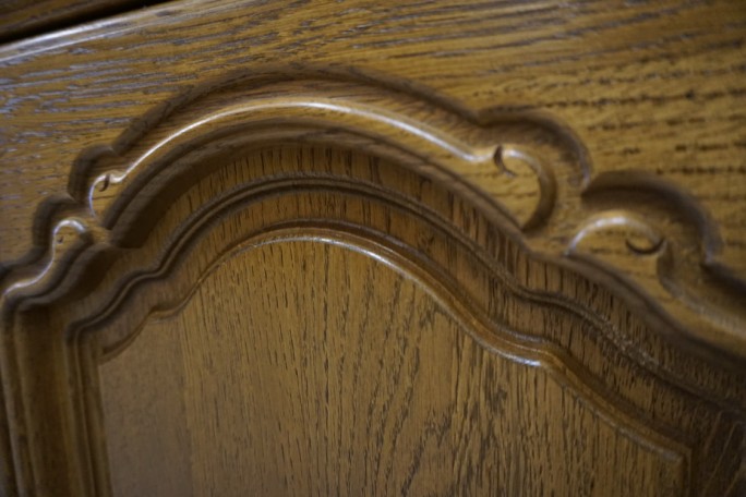 WITRYNA Z KOMODĄ DĘBOWA PODŚWIETLANA SZER. 187 CM