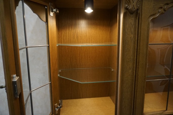 WITRYNA Z KOMODĄ DĘBOWA PODŚWIETLANA SZER. 187 CM