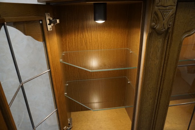 WITRYNA Z KOMODĄ DĘBOWA PODŚWIETLANA SZER. 187 CM