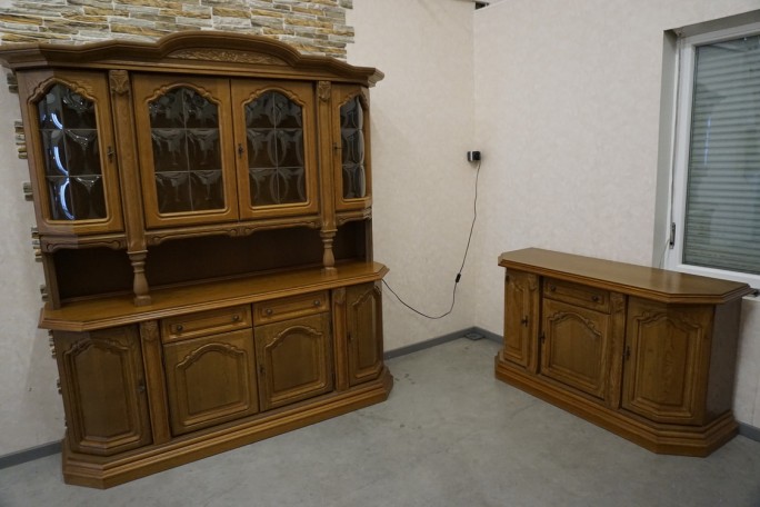 WITRYNA Z KOMODĄ DĘBOWA PODŚWIETLANA SZER. 187 CM