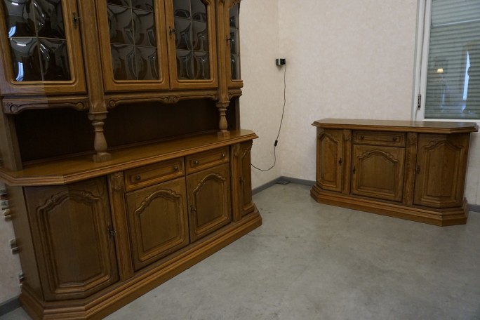 WITRYNA Z KOMODĄ DĘBOWA PODŚWIETLANA SZER. 187 CM