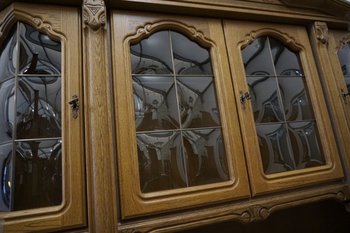 WITRYNA Z KOMODĄ DĘBOWA PODŚWIETLANA SZER. 187 CM