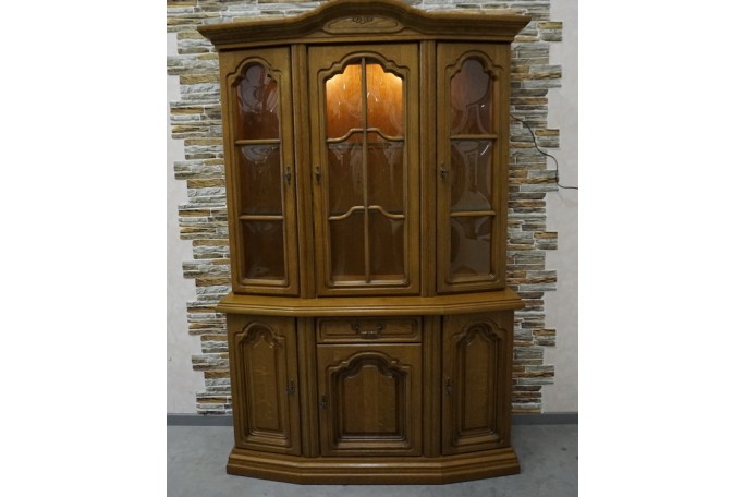 WITRYNA Z KOMODĄ DĘBOWA PODŚWIETLANA SZER. 130 CM