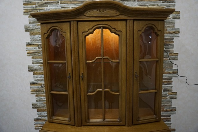 WITRYNA Z KOMODĄ DĘBOWA PODŚWIETLANA SZER. 130 CM