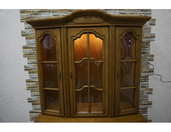 WITRYNA Z KOMODĄ DĘBOWA PODŚWIETLANA SZER. 130 CM