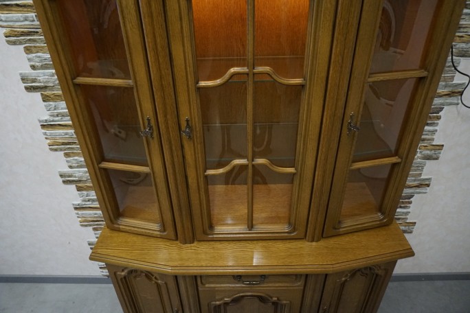 WITRYNA Z KOMODĄ DĘBOWA PODŚWIETLANA SZER. 130 CM