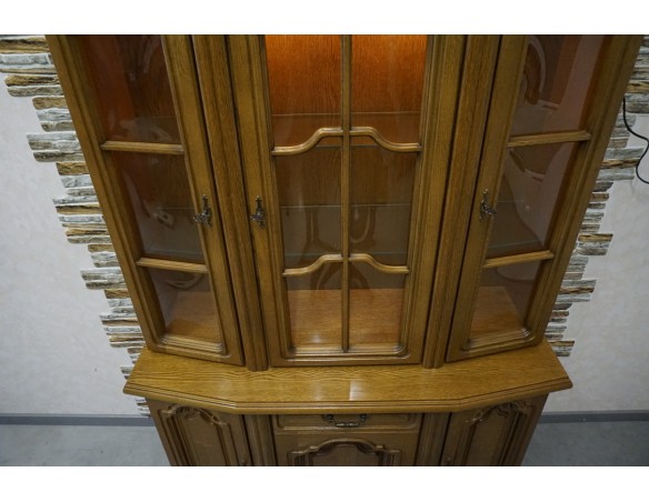 WITRYNA Z KOMODĄ DĘBOWA PODŚWIETLANA SZER. 130 CM