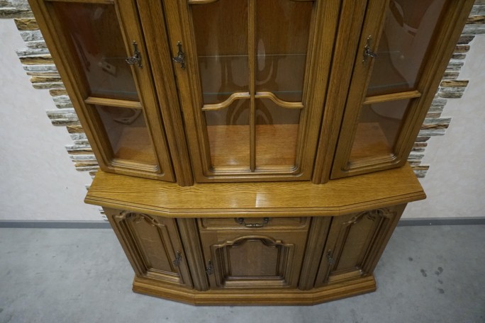 WITRYNA Z KOMODĄ DĘBOWA PODŚWIETLANA SZER. 130 CM