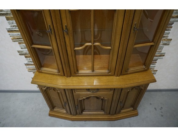 WITRYNA Z KOMODĄ DĘBOWA PODŚWIETLANA SZER. 130 CM