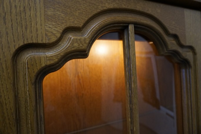 WITRYNA Z KOMODĄ DĘBOWA PODŚWIETLANA SZER. 130 CM