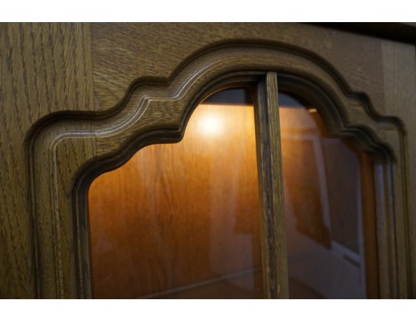 WITRYNA Z KOMODĄ DĘBOWA PODŚWIETLANA SZER. 130 CM