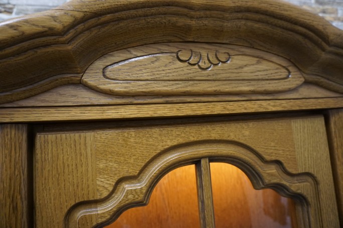 WITRYNA Z KOMODĄ DĘBOWA PODŚWIETLANA SZER. 130 CM