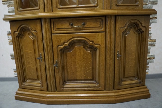 WITRYNA Z KOMODĄ DĘBOWA PODŚWIETLANA SZER. 130 CM