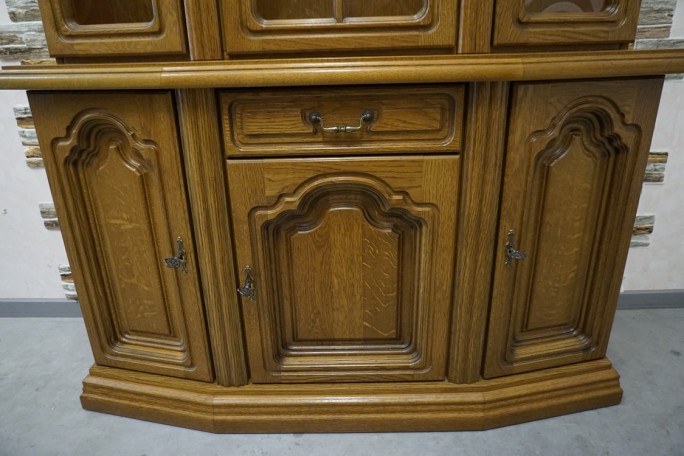 WITRYNA Z KOMODĄ DĘBOWA PODŚWIETLANA SZER. 130 CM