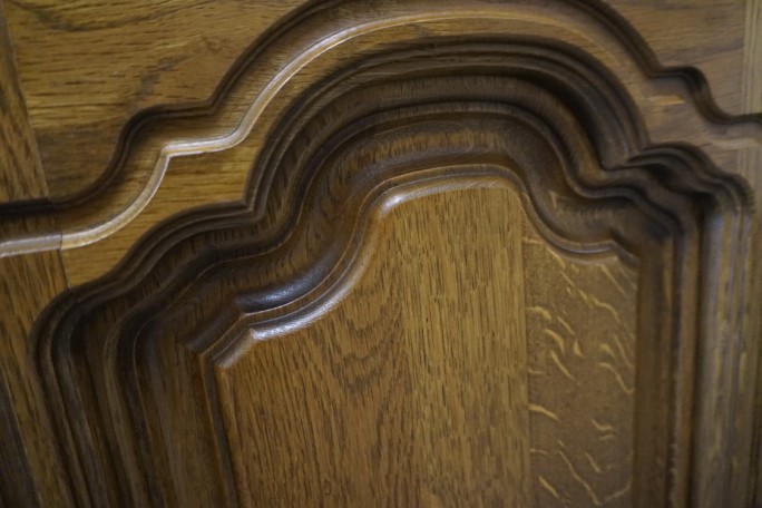 WITRYNA Z KOMODĄ DĘBOWA PODŚWIETLANA SZER. 130 CM