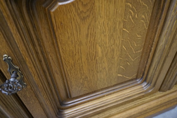 WITRYNA Z KOMODĄ DĘBOWA PODŚWIETLANA SZER. 130 CM