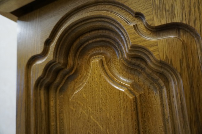 WITRYNA Z KOMODĄ DĘBOWA PODŚWIETLANA SZER. 130 CM