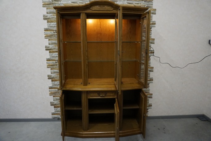 WITRYNA Z KOMODĄ DĘBOWA PODŚWIETLANA SZER. 130 CM