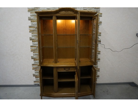 WITRYNA Z KOMODĄ DĘBOWA PODŚWIETLANA SZER. 130 CM