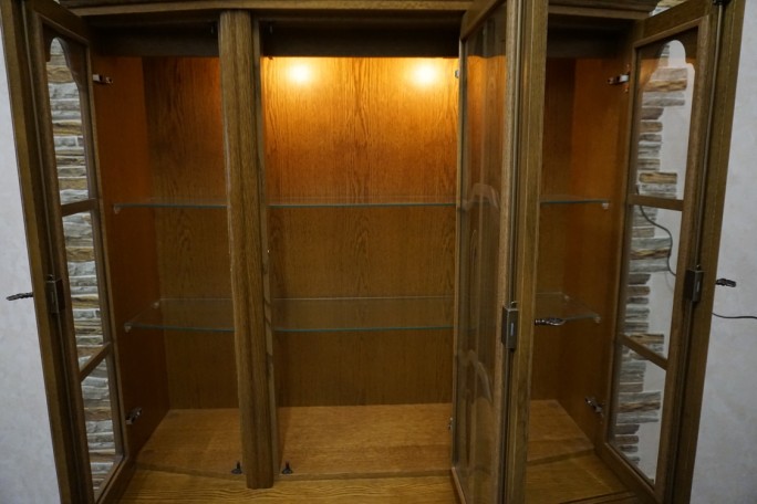 WITRYNA Z KOMODĄ DĘBOWA PODŚWIETLANA SZER. 130 CM