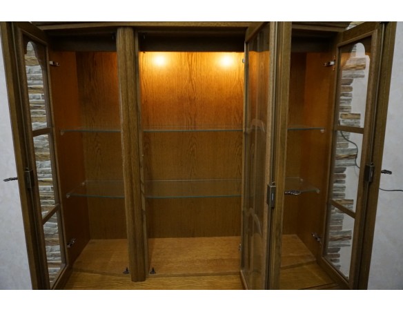 WITRYNA Z KOMODĄ DĘBOWA PODŚWIETLANA SZER. 130 CM