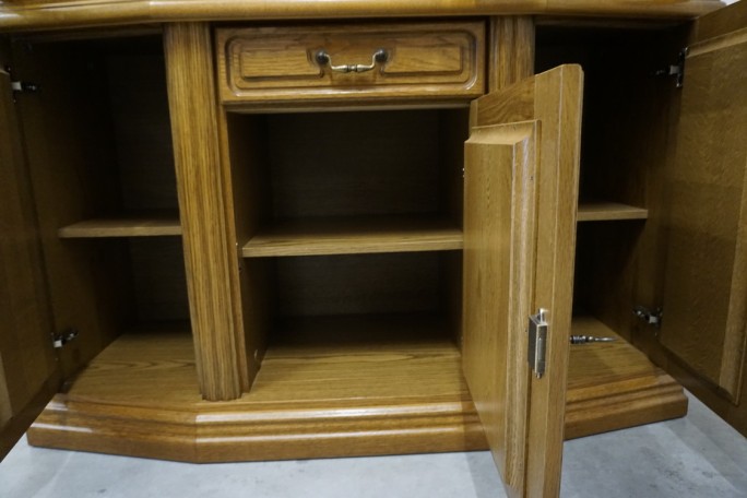 WITRYNA Z KOMODĄ DĘBOWA PODŚWIETLANA SZER. 130 CM