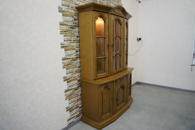 WITRYNA Z KOMODĄ DĘBOWA PODŚWIETLANA SZER. 130 CM