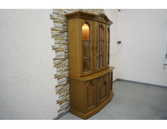 WITRYNA Z KOMODĄ DĘBOWA PODŚWIETLANA SZER. 130 CM