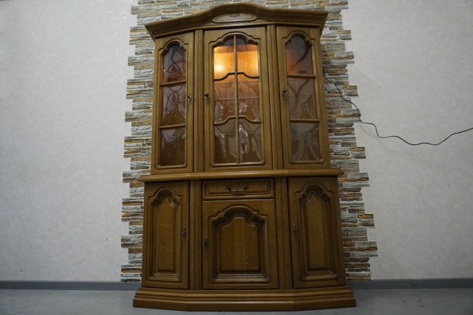 WITRYNA Z KOMODĄ DĘBOWA PODŚWIETLANA SZER. 130 CM