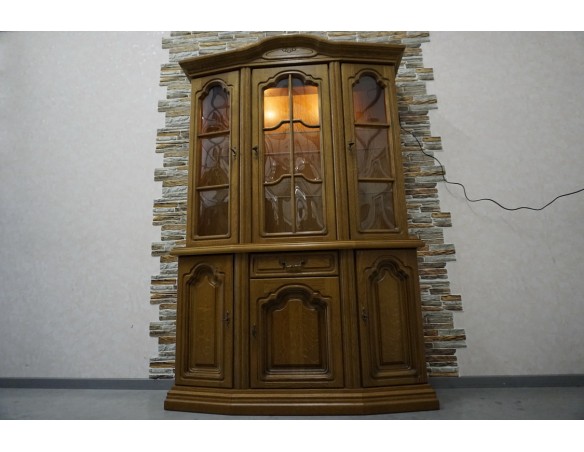 WITRYNA Z KOMODĄ DĘBOWA PODŚWIETLANA SZER. 130 CM