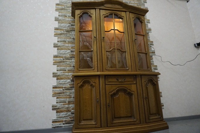 WITRYNA Z KOMODĄ DĘBOWA PODŚWIETLANA SZER. 130 CM