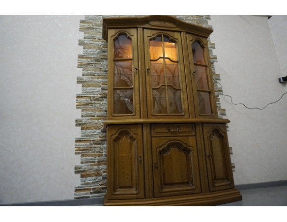 WITRYNA Z KOMODĄ DĘBOWA PODŚWIETLANA SZER. 130 CM