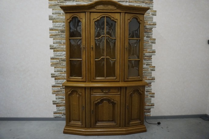 WITRYNA Z KOMODĄ DĘBOWA PODŚWIETLANA SZER. 130 CM