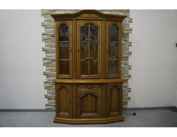 WITRYNA Z KOMODĄ DĘBOWA PODŚWIETLANA SZER. 130 CM