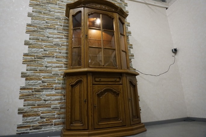 WITRYNA Z KOMODĄ DĘBOWA PODŚWIETLANA SZER. 115 CM