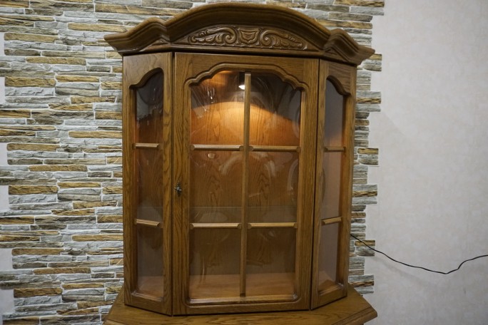 WITRYNA Z KOMODĄ DĘBOWA PODŚWIETLANA SZER. 115 CM