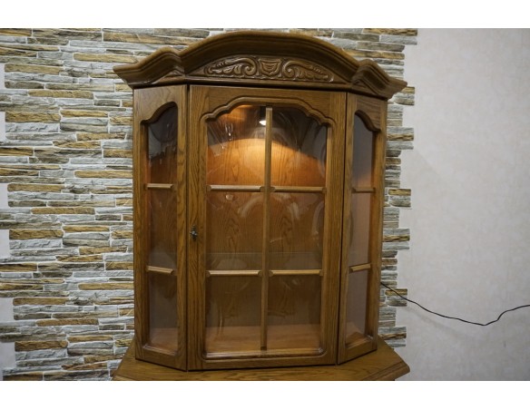 WITRYNA Z KOMODĄ DĘBOWA PODŚWIETLANA SZER. 115 CM