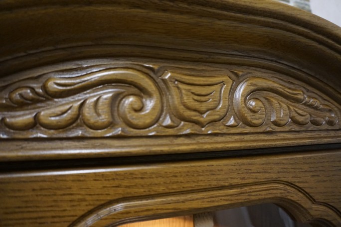 WITRYNA Z KOMODĄ DĘBOWA PODŚWIETLANA SZER. 115 CM