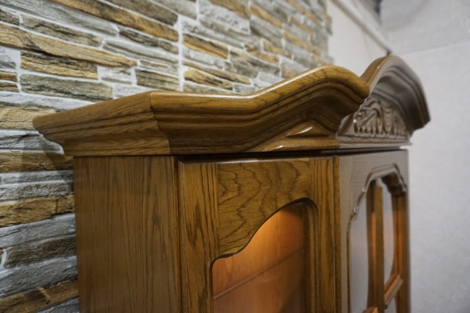 WITRYNA Z KOMODĄ DĘBOWA PODŚWIETLANA SZER. 115 CM