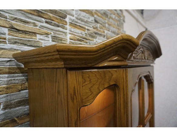 WITRYNA Z KOMODĄ DĘBOWA PODŚWIETLANA SZER. 115 CM