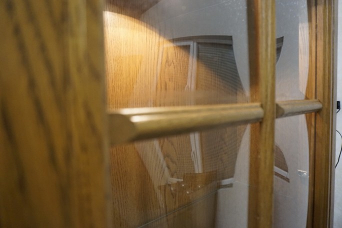 WITRYNA Z KOMODĄ DĘBOWA PODŚWIETLANA SZER. 115 CM