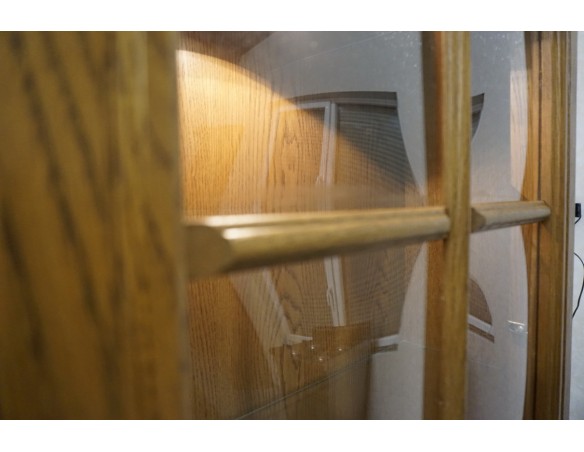 WITRYNA Z KOMODĄ DĘBOWA PODŚWIETLANA SZER. 115 CM