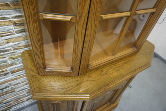 WITRYNA Z KOMODĄ DĘBOWA PODŚWIETLANA SZER. 115 CM