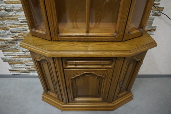 WITRYNA Z KOMODĄ DĘBOWA PODŚWIETLANA SZER. 115 CM