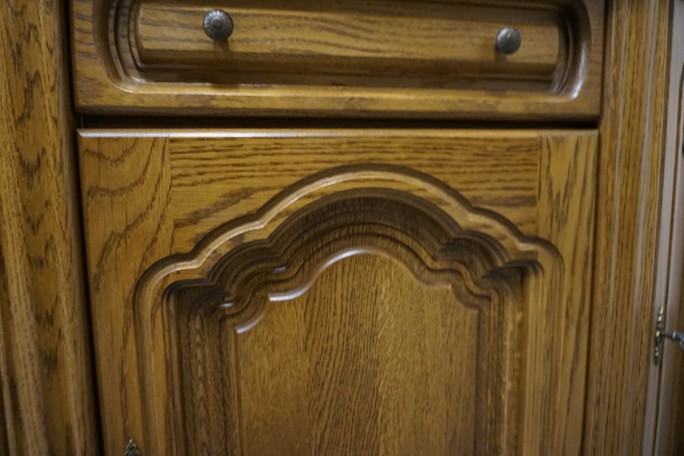 WITRYNA Z KOMODĄ DĘBOWA PODŚWIETLANA SZER. 115 CM